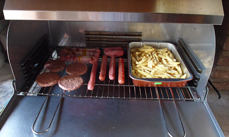 Salsicce, hamburger, spiedini e patatine sulla griglia di Speedy Q